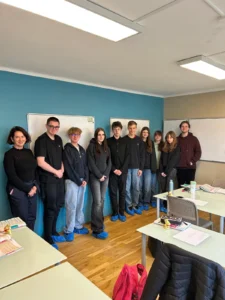Skupina spokojených studentů s lektorkou v učebně Agentury Lepší známky.