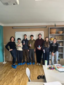 Studenti kurzu přípravy na víceletá gymnázia pózují před bílou tabulí.