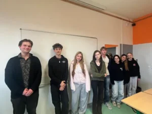 Skupina studentů před bílou tabulí v zázemí Agentury Lepší známky.