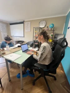 Lektorka Agentury Lepší známky konzultuje studijní materiály se studentem u notebooku.