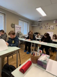 Studenti soustředěně pracují na cvičných testech v Agentuře Lepší známky.