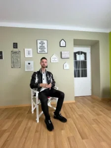 Lektor sedící v učebně s motivačními citáty na stěnách Agentury Lepší známky.